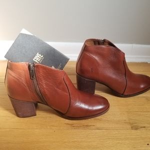 New Frye Women's Nora Zip Short Ankle Boot, Clay